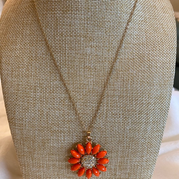 Flower pendant - resin stone and gold-tone brass - Picture 2 of 6